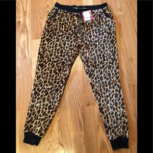 *NWT* Leopard Fleece Sweatpants